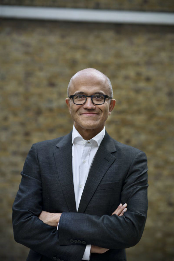 Satya Nadella 的站立微笑图