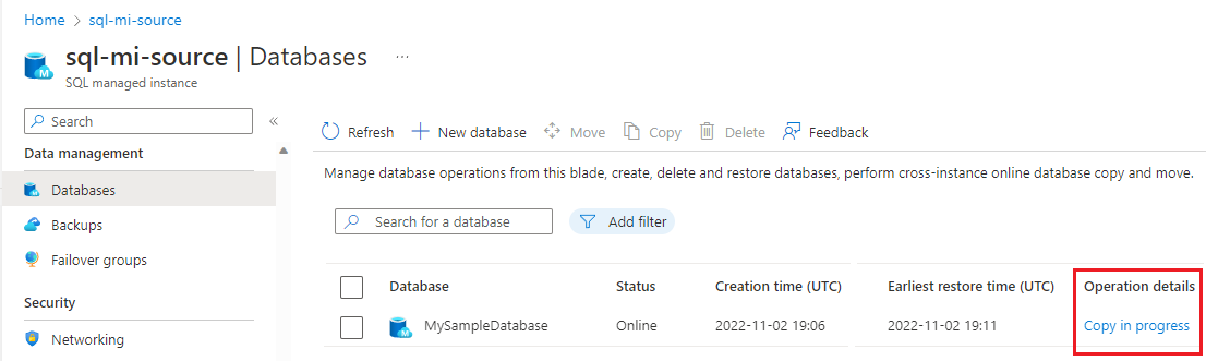 Azure SQL 托管实例的“数据库”页的屏幕截图，其中显示正在进行复制操作。