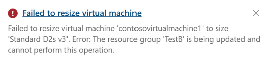  Azure 门户的截图显示，当用户尝试更新虚拟机的属性（虚拟机大小）时，会出现错误消息。