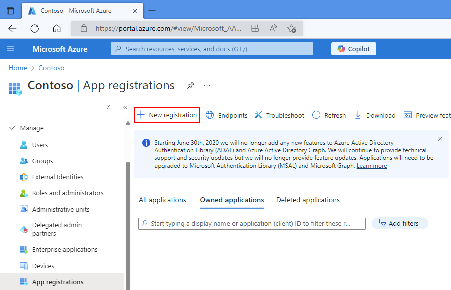 屏幕截图显示了 Azure 门户，其中包含“Microsoft Entra 租户”、“应用注册”窗格和“新建注册”的选定命令。