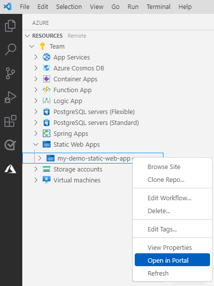 显示 Visual Studio Code 界面截图，其中演示了 Azure Static Web Apps 资源管理器，并含有“在门户中打开”选项。