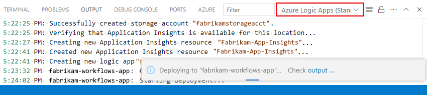 屏幕截图显示了“输出”窗口和范围列表，其中选择了“Azure 逻辑应用标准”以及部署进度和状态。