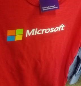 带有 Microsoft 标记及徽标的红色衬衫。