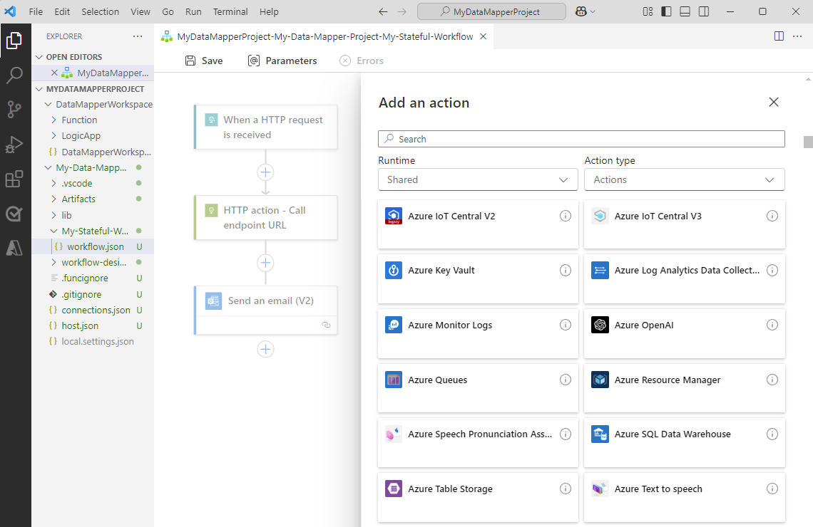 屏幕截图显示 Visual Studio Code、标准逻辑应用项目和工作流设计器。