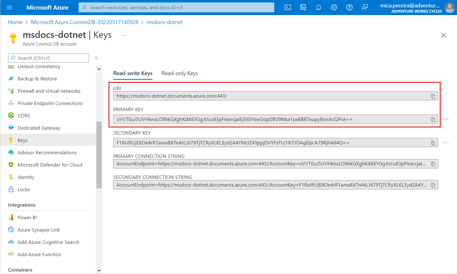 “密钥”页的屏幕截图，其中显示了 Azure Cosmos DB SQL API 帐户的各种凭据。