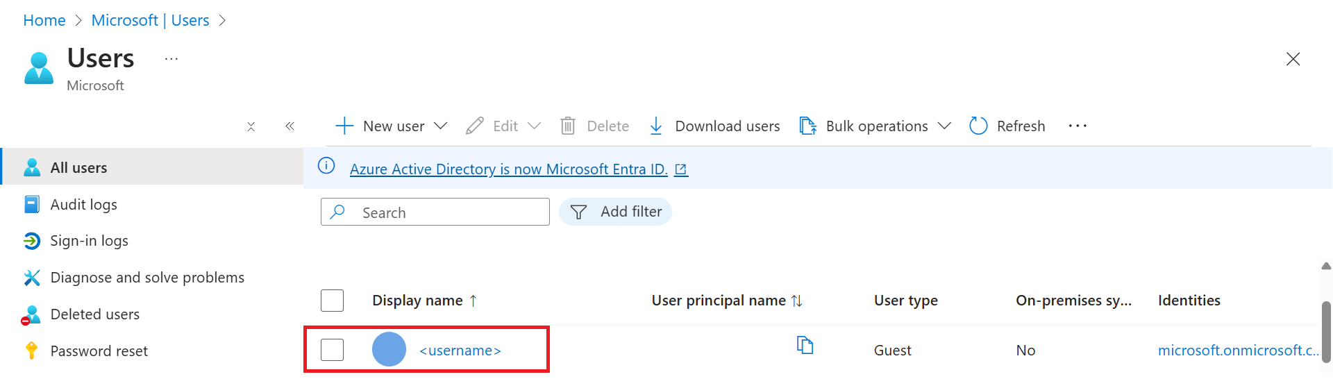 显示 Azure 门户“所有用户”页面的屏幕截图。可以看到关于一个用户的信息，但无法辨认。