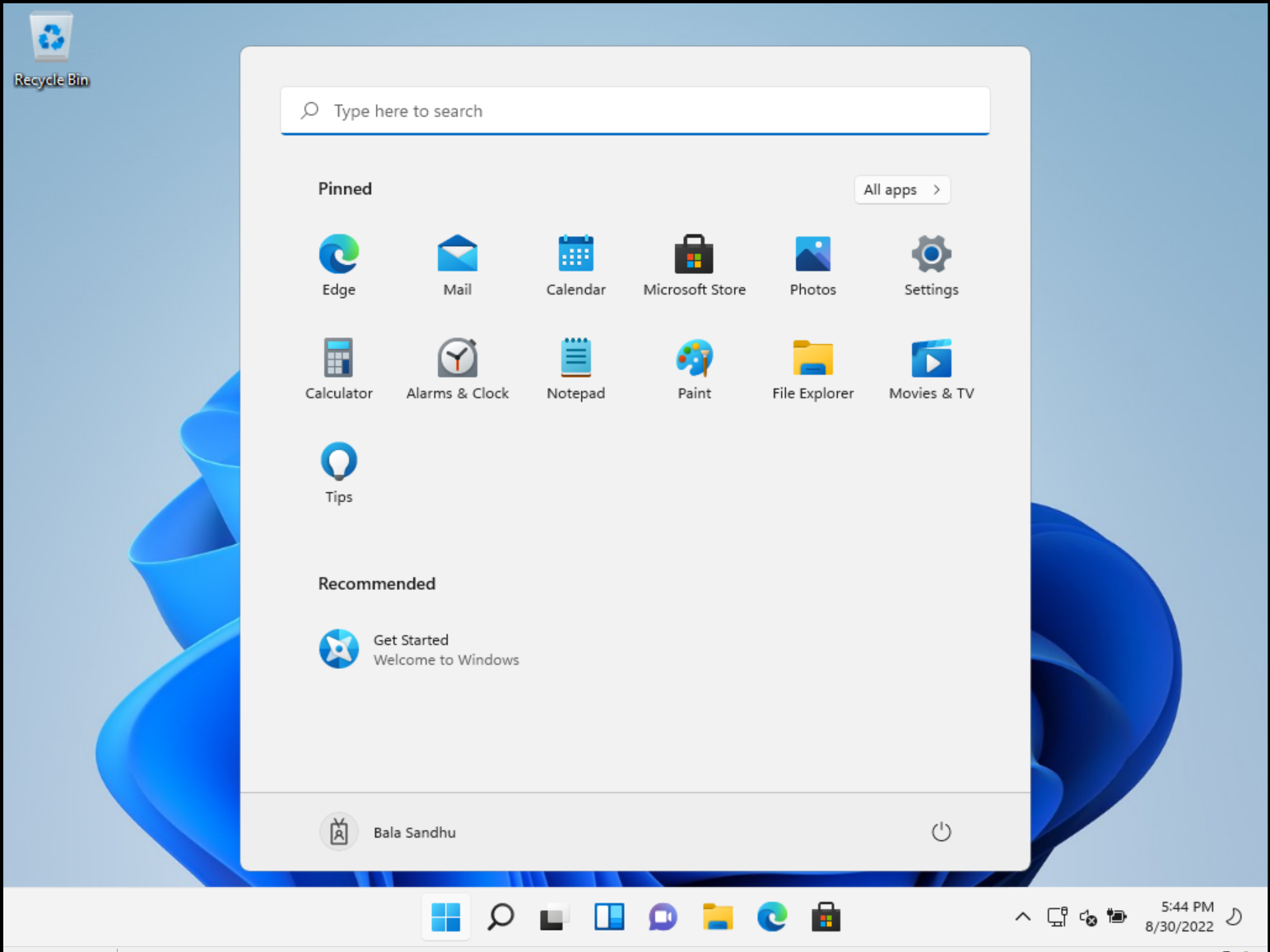 加入首次运行体验 Microsoft Entra 后桌面上的 Windows 11 屏幕截图。