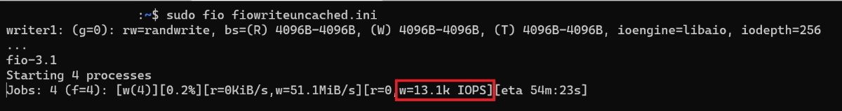 写入 IOPS 的数量由 VM 和高级 SSD 提供，显示写入为 13.1k IOPS。